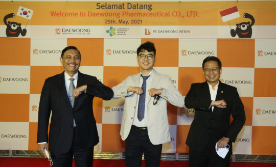 인도네시아 장관들이 전승호 대웅제약 대표와 팔꿈치 인사를 하고 있다. 왼쪽부터 루훗 빈사르 판자이탄 인도네시아 해양·투자조정부 장관, 전승호 대웅제약 대표, 부디 구나디 사디킨 인도네시아 보건부 장관. 대웅제약 제공